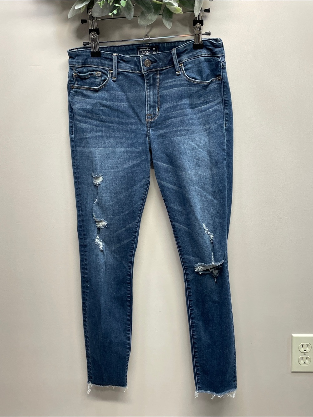 Abercrombie & Fitch Harper Ankle low rise Distressed Denim Jeans 37/4 Long